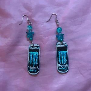 Monster örhängen✨😌 - Sista av dess slag! Monster original sugar free örhängen med nickelfria detaljer och roligt glitter