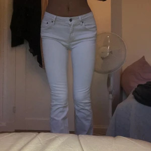 Crocker Bootcut Jeans - Vita, ganska låg midjade, utsvängda Crocker jeans. Utan defekter och inte särskilt gamla. Jag är 170cm tillkännedom. Jag står EJ för frakt! (Frakt runt 60kr) Hör gärna av dig för fler bilder eller om du undrar något❤️ 