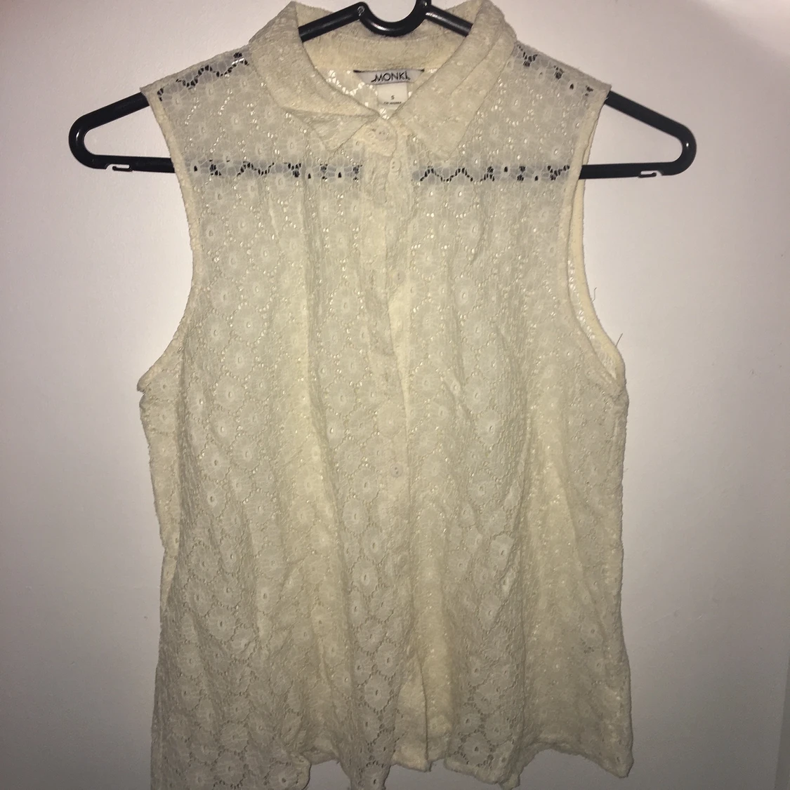 En vit blommig blus ifrån Monki - 90