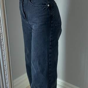 Snygga Jeans från Lindex i storlek 34. Ganska korta i längden så skulle inte rekommendera om man är över 165cm Färg: urtvättadsvart.