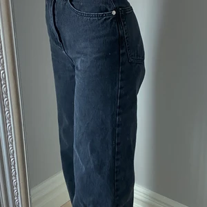 Lindex - Snygga Jeans från Lindex i storlek 34. Ganska korta i längden så skulle inte rekommendera om man är över 165cm Färg: urtvättadsvart.