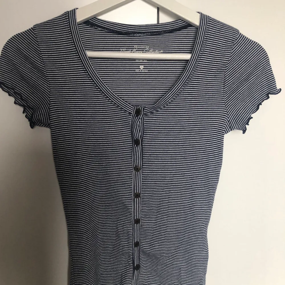 Mörkblå och vitrandig tshirt från hollister, storlek XS passar äver S. Använd fåtal gånger, (som ny). T-shirts.