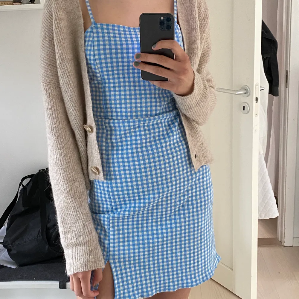 Fin blå klänning från Zara, strl M passar även S💖. Klänningar.