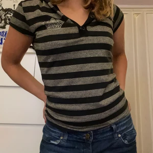 Tröja med krona  - As cool o snygg tröja! Den har luva🔥 Den ser typ grå ut alltså glittret men den e guld glittrig, skriv för mer bilder 💕 Köpare står för frakten o kan mötas upp i Sthlm 