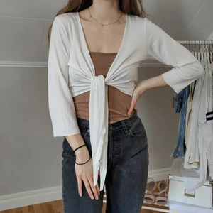 Vit kofta med knytning - Tunn cardigan med knytning. Står att den är i storlek L men skulle säga att den även passar S (jag har S). Går att knyta på några olika sätt. Sparsamt använd och fortfarande i bra skick.