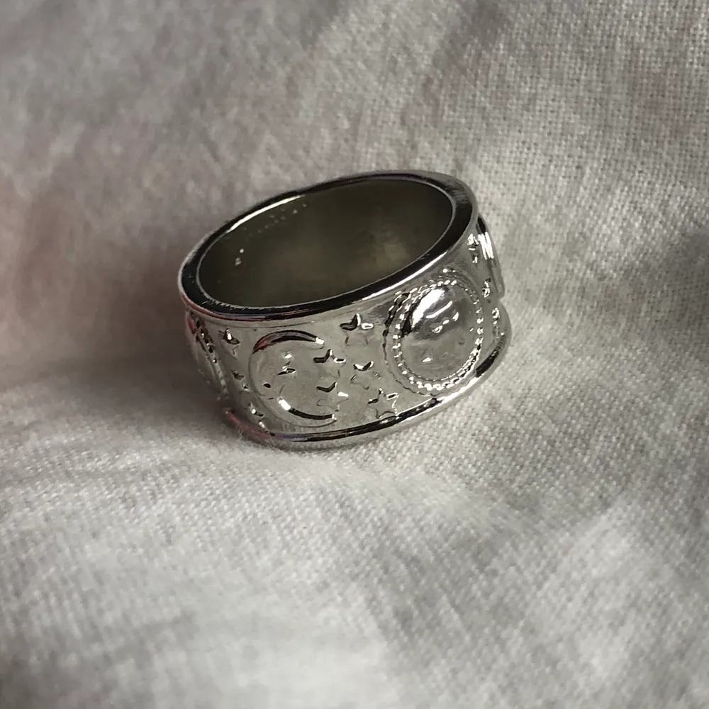 Ring frĂ„n asos. Storlek S i damstorlek. Helt ny och aldrig anvĂ€ndđ€©âĄïž. Muu.