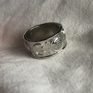 Silverring💍💘 - Ring från asos. Storlek S i damstorlek. Helt ny och aldrig använd🤩⚡️