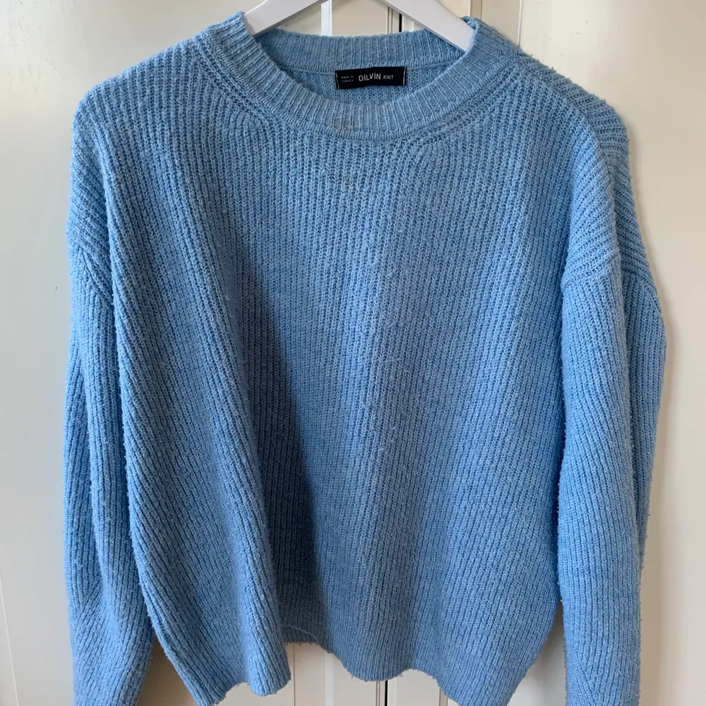 Superfin blå stickad tröja som inte används. Den sticks inte alls och är ganska lätt stickad. 50kr+78kr frakt 💕. Tröjor & Koftor.
