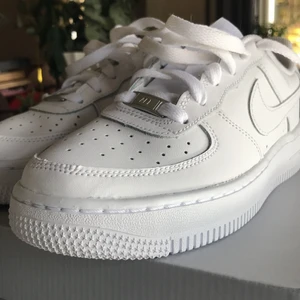 Helt nya Nike Air Force 1 ⚡️🌟✨💫 - Först till kvarn! Säljer ett par helt nya Air Force 1 som ändast är provade inomhus! Säljs för 899 kr plus frakt. Kontakta mig privat för mer info och bilder.💫