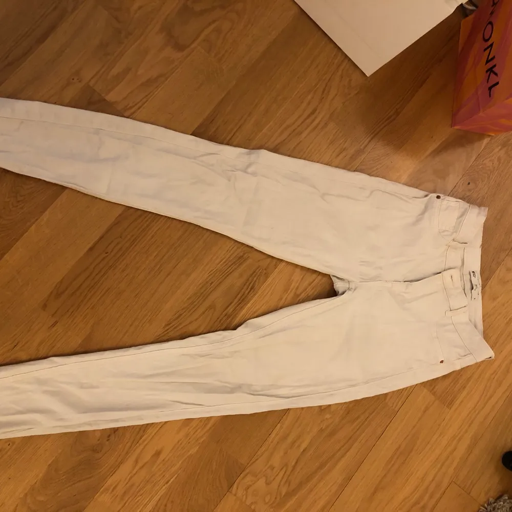 Ett par vita jeans från Gina i stl m andväna några gånger men dom ser fortfarande fina ut . Jeans & Byxor.