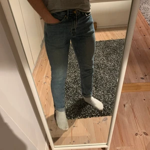 Ljusa Zara Jeans - Ett par ljusa Zara jeans i fint skick. Stl 30