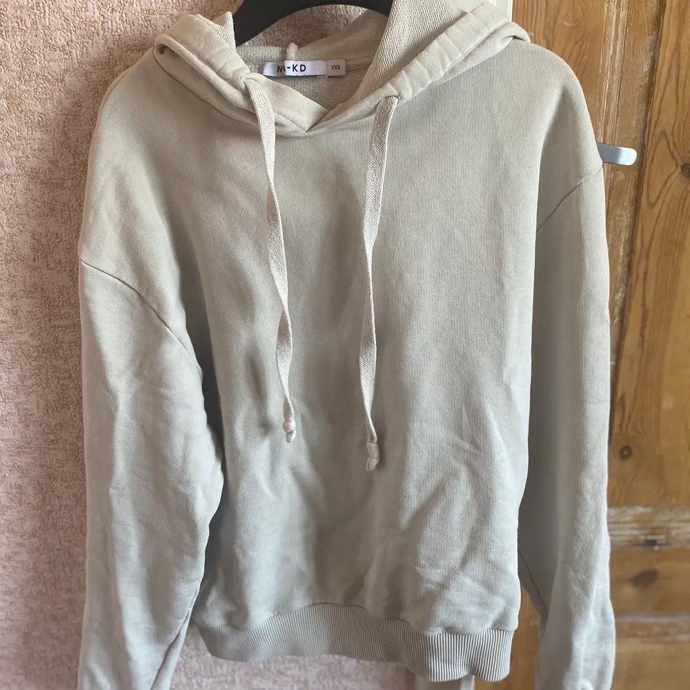 Cream vit hoodie ifrån nakd som jag köpte för länge sedan men som aldrig har kommit till användning💖 pris kan diskuteras i snabb affär☺️. Hoodies.