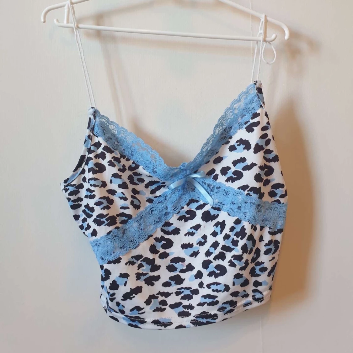 Linne med svart och blått cheetah print, med blå spets - 90