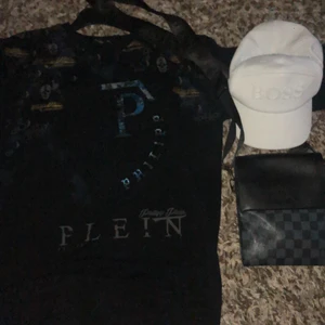 Märkes kläder  - En vit Hugo boss keps (äkta)   En Philip plein tröja storlek S och en LV axelväska pris kan diskuteras kan även byta med något skriv vid intresse 
