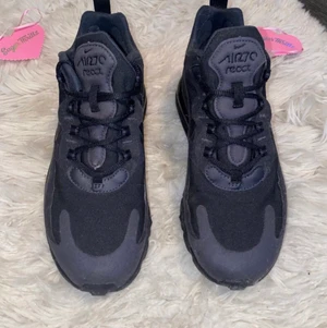 Nike Air Max 70, strl 38 - I princip ett par heeelt nya & fräscha Nike Air Max som är perfekta nu till våren! I mean de kan aldrig bli fel med ett par nike sneakers;)