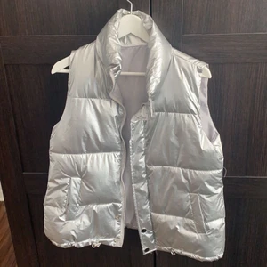 Silver väst - Säljer min jättefina silver väst, som ej kommer till användning. (buda gör man i kommentarerna där jag aktiverat en budgivning) skriv till mig privat vid frågor.☺️ Frakten är inte inräknat i priset!