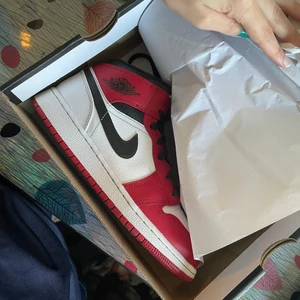 Jordans 1 mid chi 36,5 passar som 37 - Inget creas eller skada, finns orginal låda och allt är som nytt säljer de för behöver nya . 1,400 