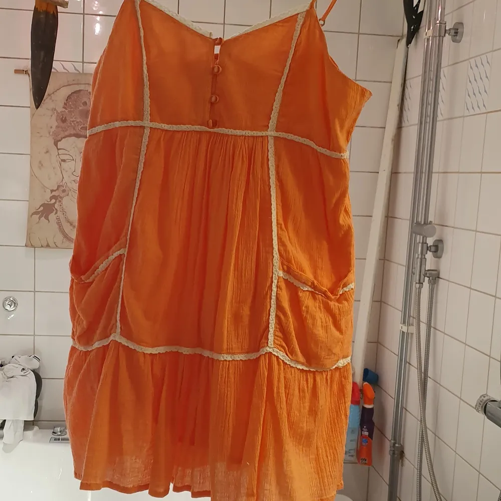 Jätte fin klänning I orange colour super kul till summer och unik material. Passar xs_ m beror på hur man vill ha på sig. Användade 2 gånger och har en tröja. Finns fler bilder och bud I kommenterna. . Klänningar.