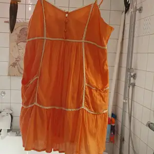 Jätte fin klänning I orange colour super kul till summer och unik material. Passar xs_ m beror på hur man vill ha på sig. Användade 2 gånger och har en tröja. Finns fler bilder och bud I kommenterna. 