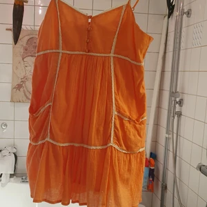 Summer klänning  - Jätte fin klänning I orange colour super kul till summer och unik material. Passar xs_ m beror på hur man vill ha på sig. Användade 2 gånger och har en tröja. Finns fler bilder och bud I kommenterna. 