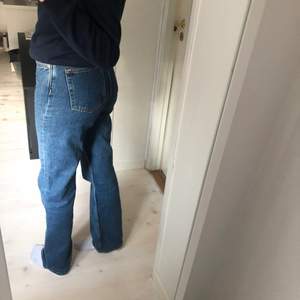 Mörkblåa jeans i modellen Voyage från Weekday. De är perfekta i längden på mig som är 164 cm och brukar ha strl 36 i vanliga fall👌🏽 samma modell som de två sista bildern!
