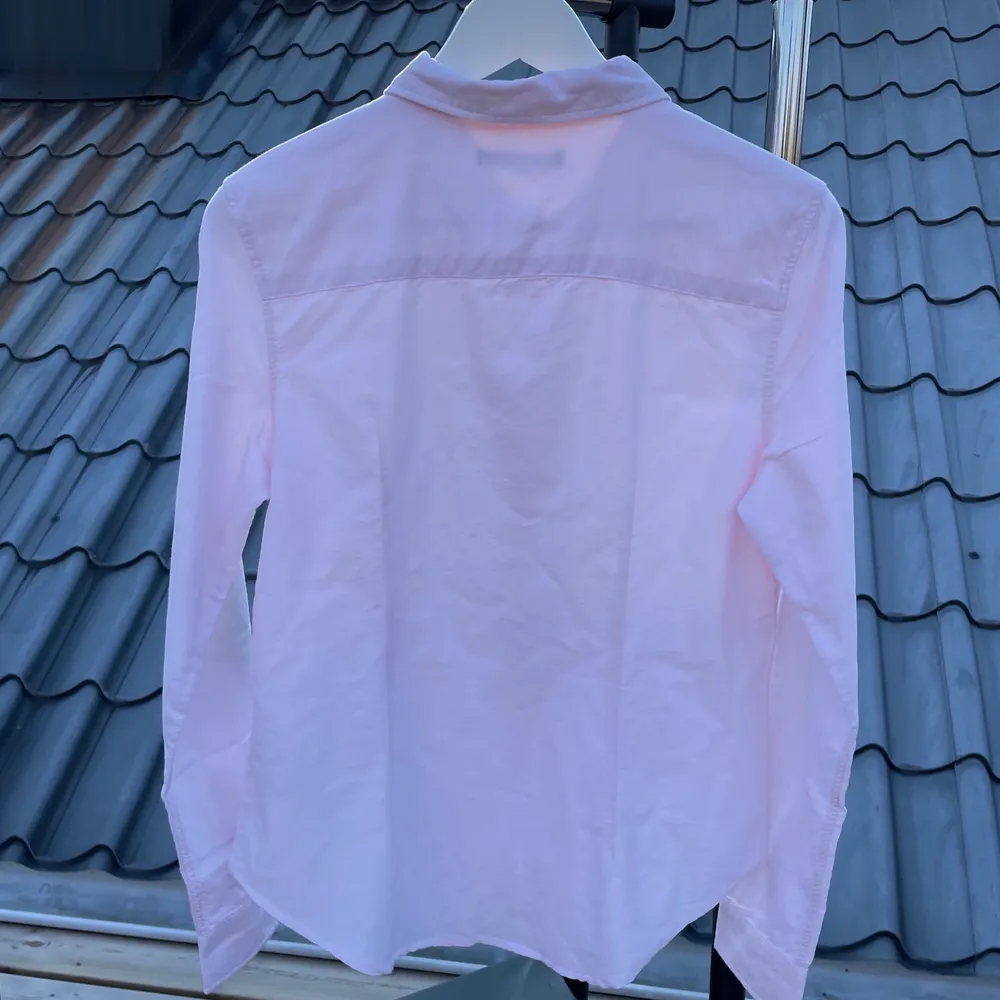 Skjorta från Gina Tricot i storlek 36. Aldrig använd, lapparna sitter fortfarande kvar (nypris 199 kr). Möts upp i Ljungby eller fraktar för 51 kr (endast spårbart). Skjortor.