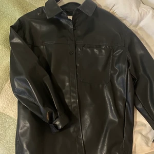 Läder skjorta  - Oversize läder skjorta från HM. Aldrig använd ny pris 399 kr säljer för 140 kr.