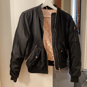 Bomberjacka  - Säljer min svarta bomberjacka från Pull & Bear. Strl. S. Knappt använd. Katt finns i hemmet. Frakt betalas av köparen 