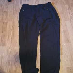 Svarta mjukisbyxor Xl - Svarta mjukisbyxor med dragkedjor på fickorna. Storlek Xl