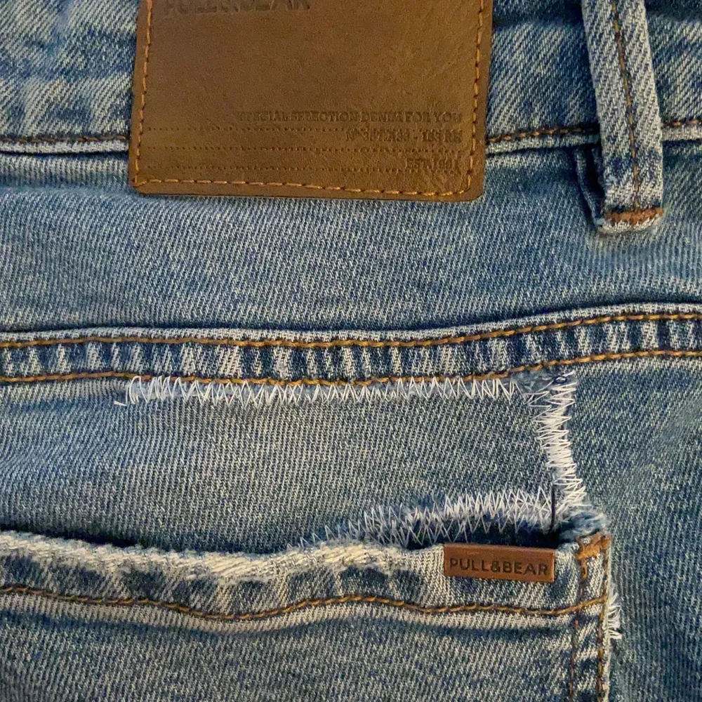 Säljer ett par blåa 90’s style jeans. De är så mjuka och ser väldigt vintage och retro ut. De har lite vit tråd på baksidan som passar totalt in i hela vintage looken!!. Jeans & Byxor.