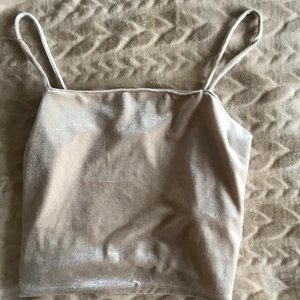 Ginatricot guld linne/ topp - Guld linne/ topp från Ginatricot som är oanvänd! 💕 den är i storlek S! Jättefin till fest!🎉 inklusive frakt