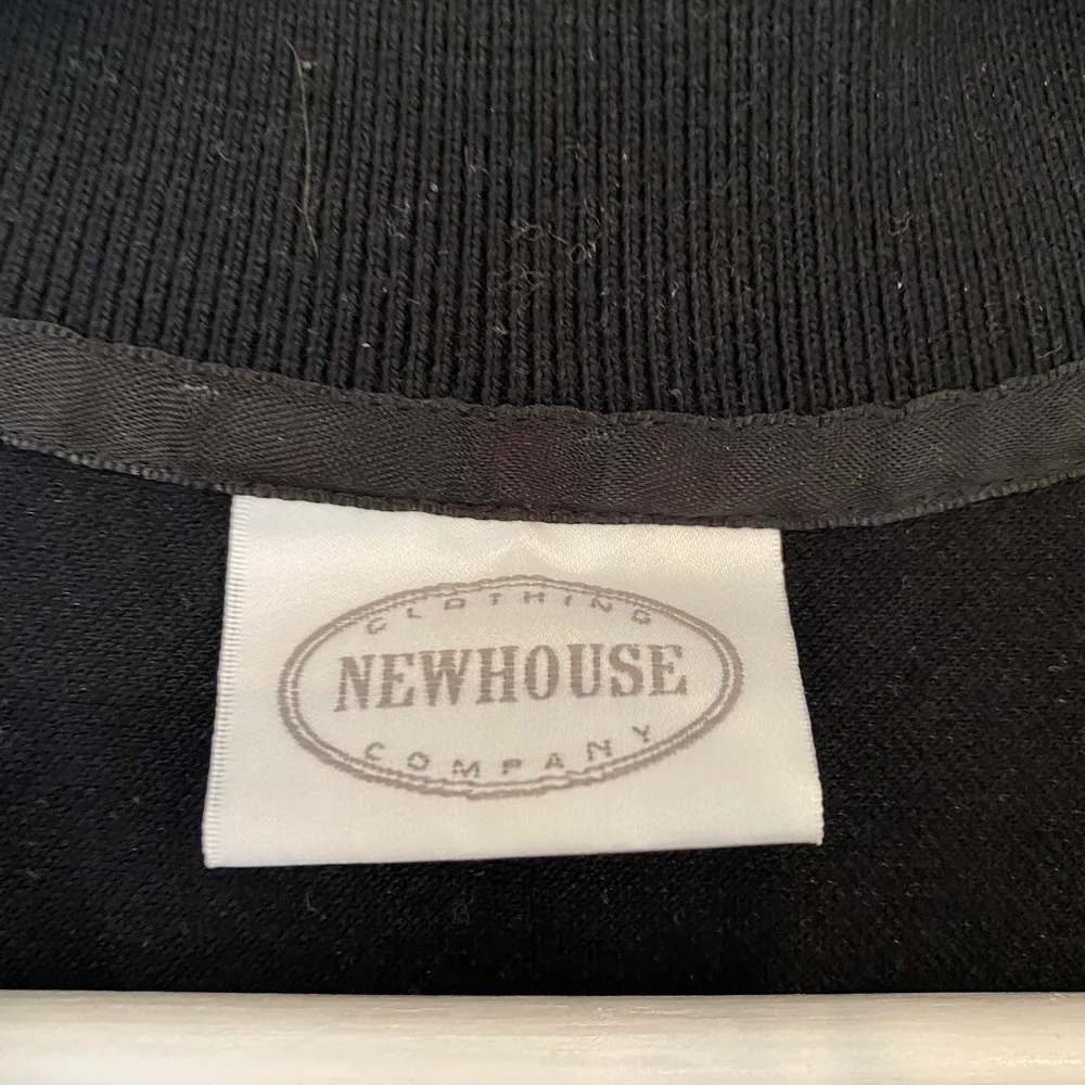 Svart klänning från NEWHOUSE stl S, helt oanvänd och är i fint skick! ( säljes för 200kr + frakt). Klänningar.