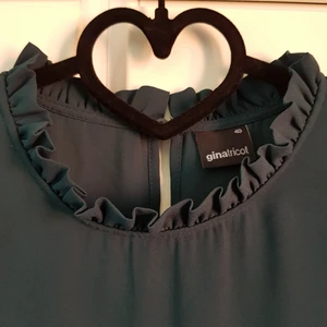 Fin blus från gina tricot - Velevt grön blus från gina tricot i ny skick. Stl 40, 100% polyester. Betalning sker genom swisha och köparen står för frakten 😁