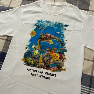 T-shirt - En vit stor T-shirt med djur tryck på som aldrig har använts. Inte min stil. Jag fick den för länge sedan på en kamping