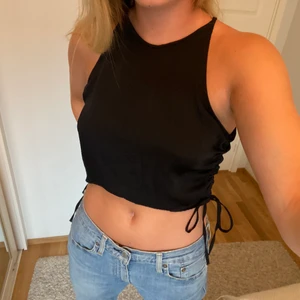 Blus - Snygg blus från zara med knytning på sidorna som man kan justera, väldigt skönt material, köparen står för frakten ❤️