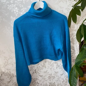 Snygg blå croppad stickad tröja från HM, aldrig använd - Väldigt skön och mjuk i materialet🥰