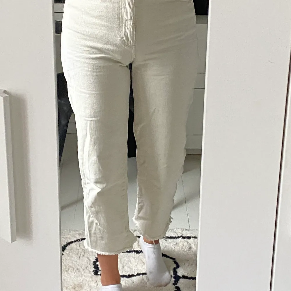 Benfärgade raka högmidjade jeans från Pull&Bear i storlek 36. Ganska korta, går till ankeln på mig som är 1,67.. Jeans & Byxor.