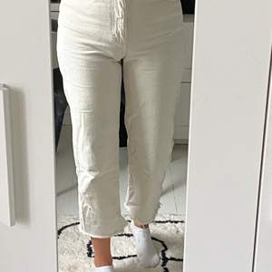 Benfärgade raka högmidjade jeans från Pull&Bear i storlek 36. Ganska korta, går till ankeln på mig som är 1,67.