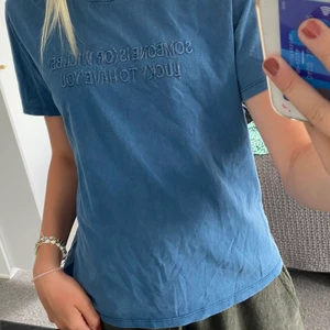 Blå t-shirt, storlek S - Rymlig i storleken och skön! 