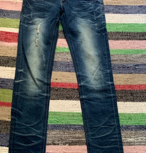 Jeans - Snygga blåa jeans med hål vid knäna som ska vara där! Diesel jeans