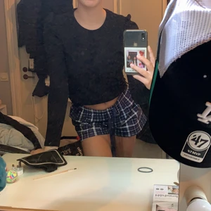 En tröja - Säljer denna för den aldrig har kommit till andväning. För fler bilder eller frågor är det bara att fråga mig så kan jag fixa det❤️