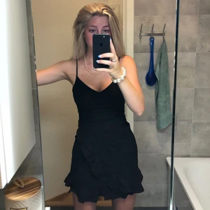 svart klänning  - Fin klänning från H&M, aldrig använt då den känns för liten för mig🌏 Den är inte stretchig men den har en lång dragkedja där bak som inte syns🍌 