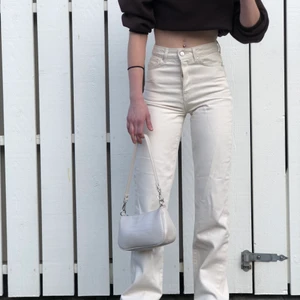 Jeans - Säljer dess regular Wide jeans från bikbok i strl 25 då de blivit för små. Inte så värst stretchiga men väldigt snygga på! Använda ett fåtal gånger, köpta i mars så de är i nyskick. 400 inkl frakt🥰