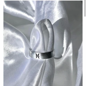 Zodiac sign ring  - Zodiac sign ring sparkle sweet! Köptes för 75 kr! Säljer för att det var för liten! Stjärntecken är fisk/ Pisces! Säljer för 30kr+ grattis frakt! 