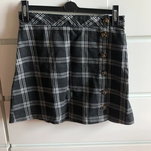 Kjol - Rutig kjol med knappar framtill. Från hm, storlek 36