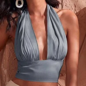 Halter neck topp - Aldrig använd, ca 10 cm bred runt magen