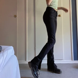 crocker jeans med slit - ett par svarta crocker jeans med slits (som jag själv klippt och sytt in), vilket ger dom en bootcut-vibb. w 28 (motsvarande storlek M) och l 34 (extra långa). perfekt längd för mig som är 176 men också till dig som är kortare men  vill ha en lång passform. säljer för 230kr!