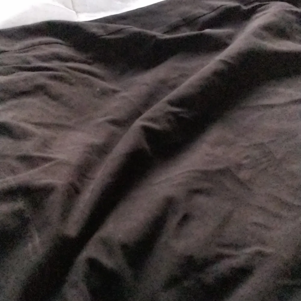 En svart tajt men mjuk kjol från H&M i storlek XL. Helt oanvänd. Skriv privat för fler bilder!. Kjolar.