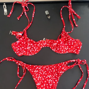 Blommig bikini - Blommig röd underwire bikini i storlek s använd fåtal gånger i och såklart tvättad