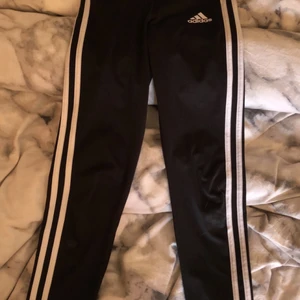Adidas tights  - Adidas tights, träningstights, storlek s men dem är små i storlek! Annars inget märkvärdigt, helt vanliga adidas träningstights som fyller sin funktion.✨